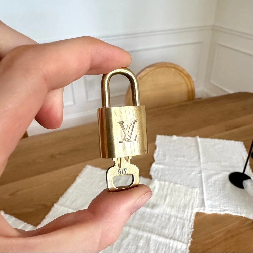 ✅AUTH✅ 🔐 LOUIS VUITTON LOCK AND KEY - Picture 2 of 6